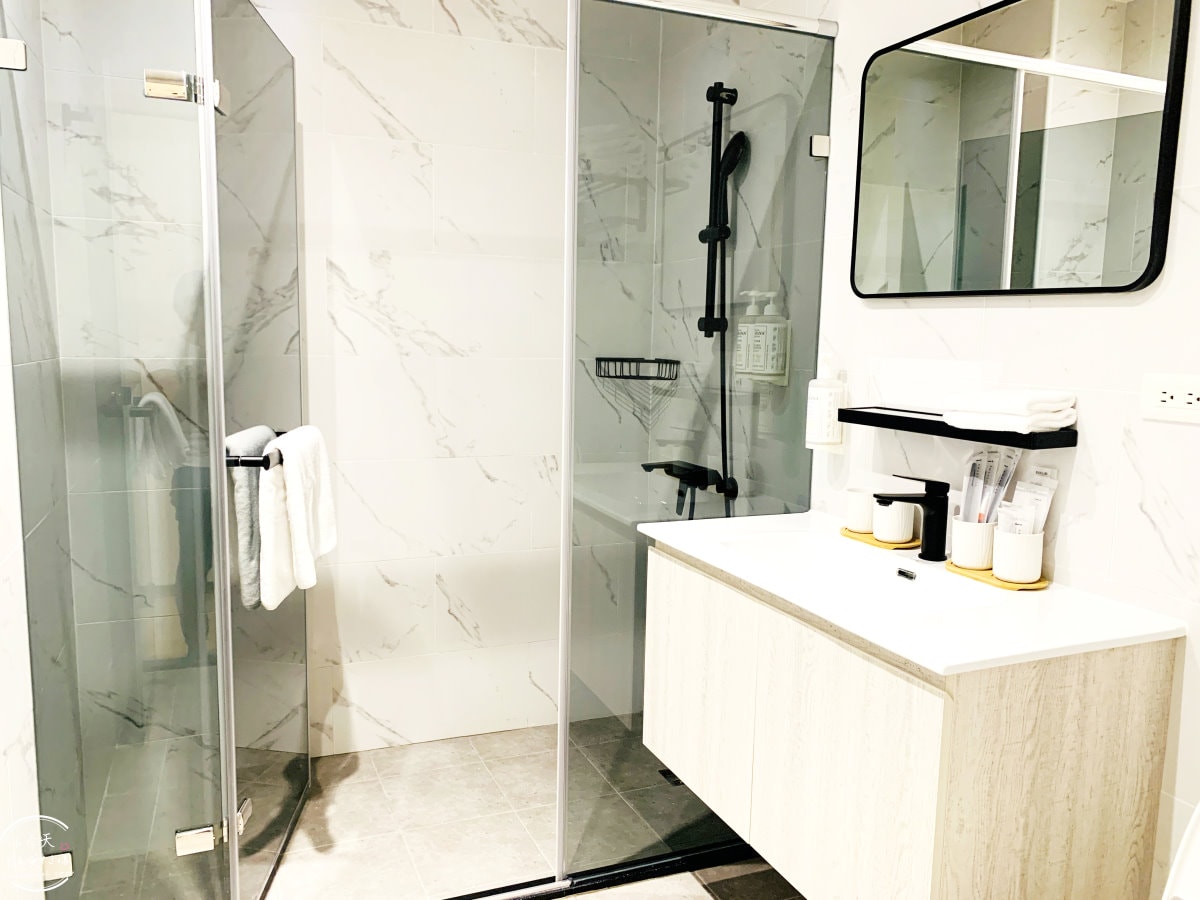 高雄住宿推薦∥河映宿沐 RiverTrees Hotel,愛河畔日系文青旅宿,高雄流行音樂中心旁,演唱會住宿推薦!紅白酒無限暢飲太幸福!高質感雙人房,各種房型一次看︱近捷運鹽埕埔站、輕軌真愛碼頭站 - 第61張圖