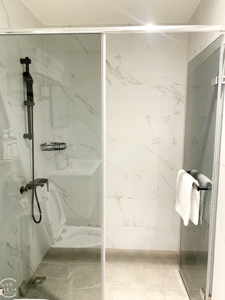 高雄住宿推薦∥河映宿沐 RiverTrees Hotel,愛河畔日系文青旅宿,高雄流行音樂中心旁,演唱會住宿推薦!紅白酒無限暢飲太幸福!高質感雙人房,各種房型一次看︱近捷運鹽埕埔站、輕軌真愛碼頭站 - 第67張圖