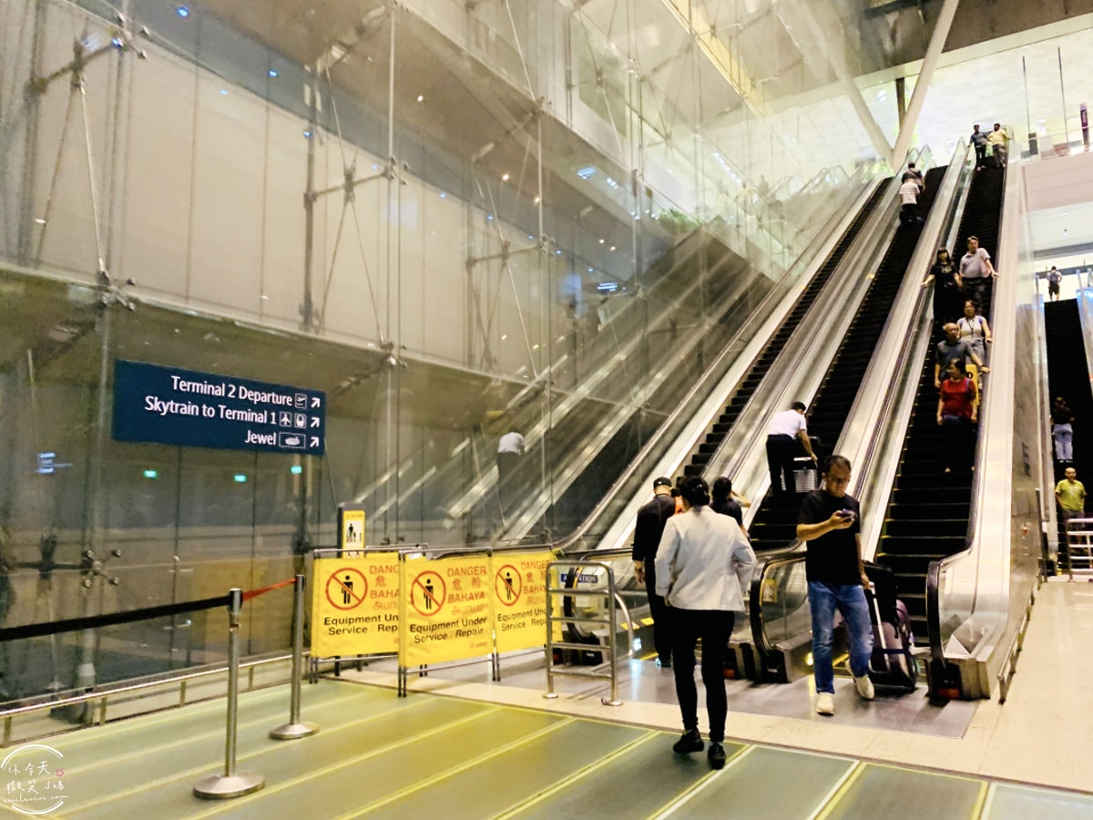 樟宜機場第四航廈∥新加坡樟宜機場,國泰航空辦理報到、搭乘國泰航空︱機場內繽紛土生華人屋︱新加坡地鐵搭接駁車至第四航廈T4路線︱第四航廈T4接駁車 - 第10張圖