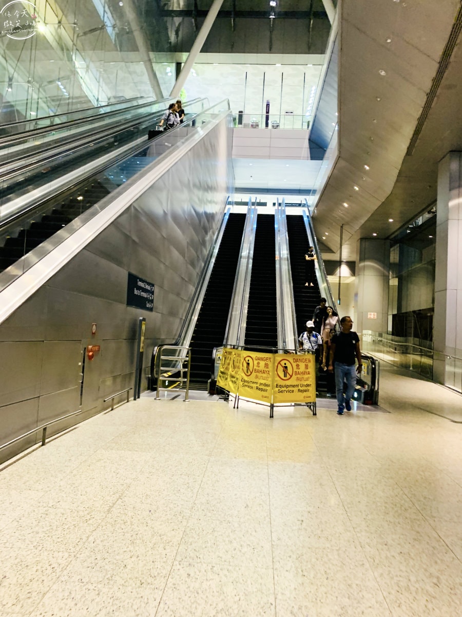 樟宜機場第四航廈∥新加坡樟宜機場,國泰航空辦理報到、搭乘國泰航空︱機場內繽紛土生華人屋︱新加坡地鐵搭接駁車至第四航廈T4路線︱第四航廈T4接駁車 - 第13張圖