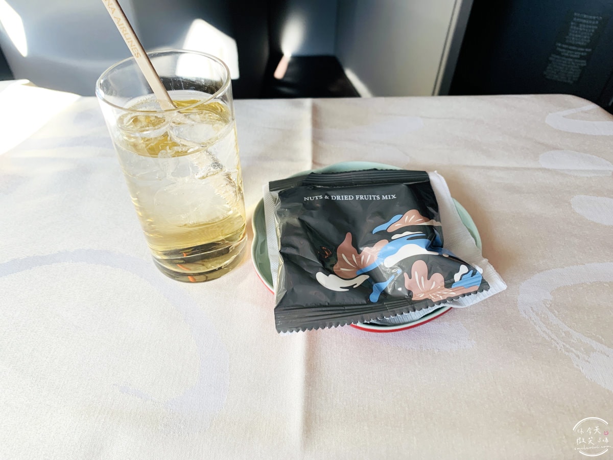 華航CI176商務艙∥A321neo機型、高雄直飛關西大阪奢華享受,中華航空商務艙︱華航聯手東京名店燈燈庵,JIA聯名設計餐具,華航商務艙飛行體驗,高雄直飛大阪心得︱高雄飛行體驗 - 第39張圖