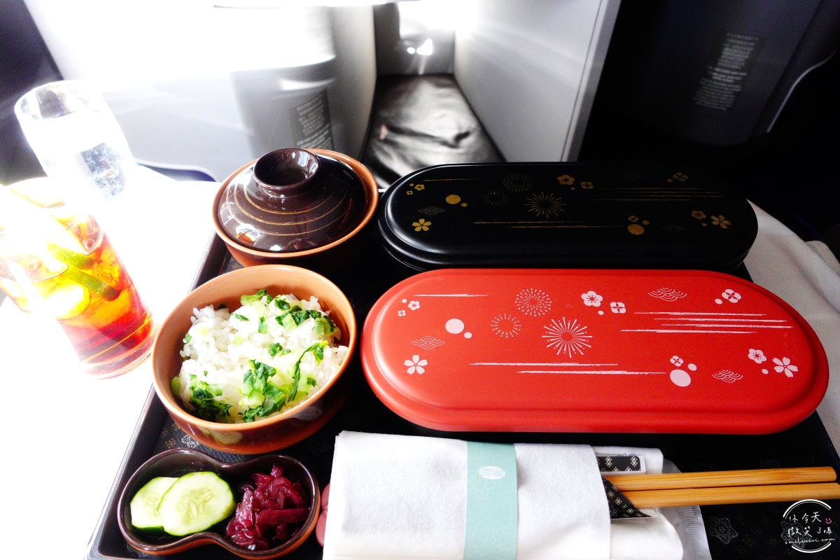 華航CI176商務艙∥A321neo機型、高雄直飛關西大阪奢華享受,中華航空商務艙︱華航聯手東京名店燈燈庵,JIA聯名設計餐具,華航商務艙飛行體驗,高雄直飛大阪心得︱高雄飛行體驗 - 第40張圖