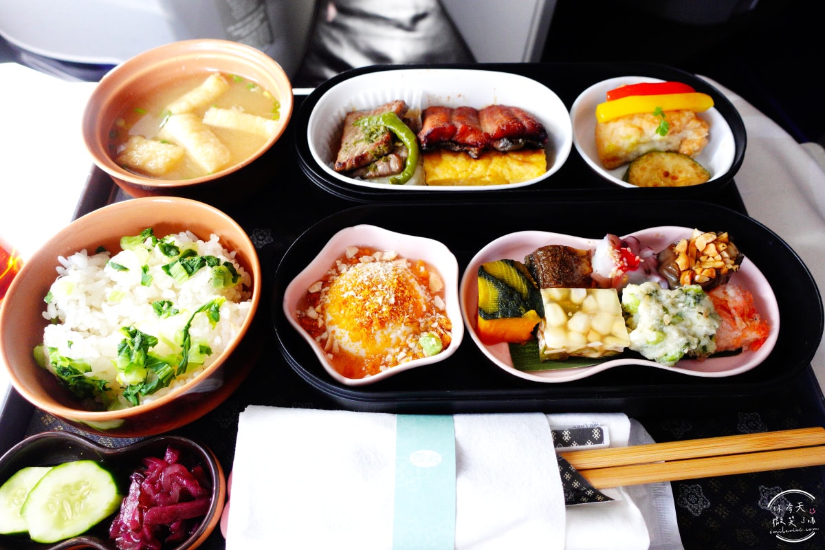 華航CI176商務艙∥A321neo機型、高雄直飛關西大阪奢華享受,中華航空商務艙︱華航聯手東京名店燈燈庵,JIA聯名設計餐具,華航商務艙飛行體驗,高雄直飛大阪心得︱高雄飛行體驗 - 第42張圖