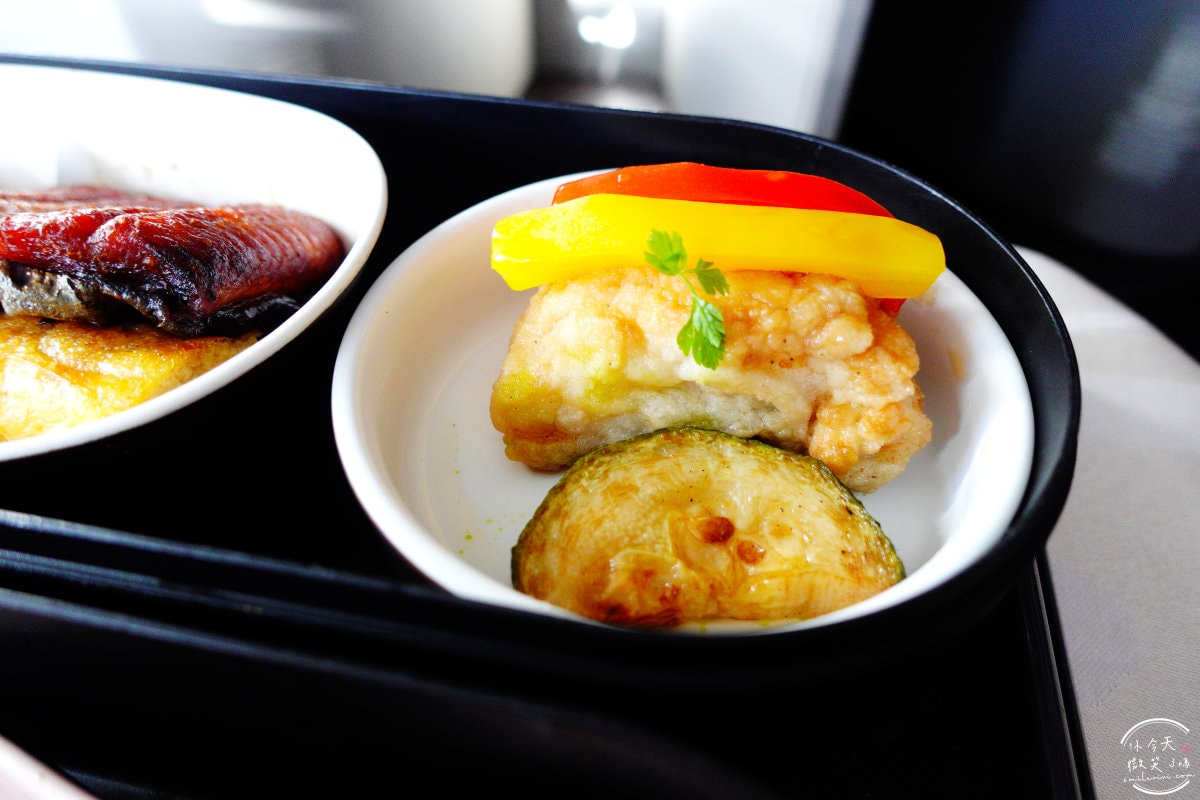華航CI176商務艙∥A321neo機型、高雄直飛關西大阪奢華享受,中華航空商務艙︱華航聯手東京名店燈燈庵,JIA聯名設計餐具,華航商務艙飛行體驗,高雄直飛大阪心得︱高雄飛行體驗 - 第45張圖