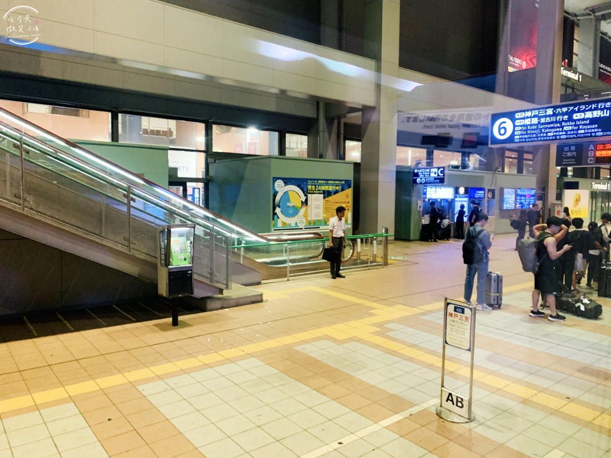 關西機場巴士∥關西機場到神戶三宮,關西機場高速巴士直達班車到神戶三宮,只要65分鐘抵達︱六號乘車處搭乘,20分鐘一班車,單程2200円︱大阪到神戶三宮交通 - 第11張圖