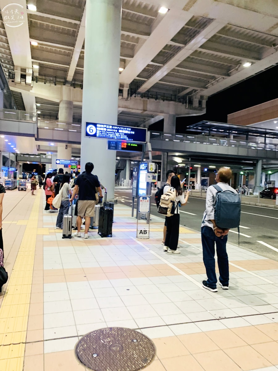 關西機場巴士∥關西機場到神戶三宮,關西機場高速巴士直達班車到神戶三宮,只要65分鐘抵達︱六號乘車處搭乘,20分鐘一班車,單程2200円︱大阪到神戶三宮交通 - 第3張圖