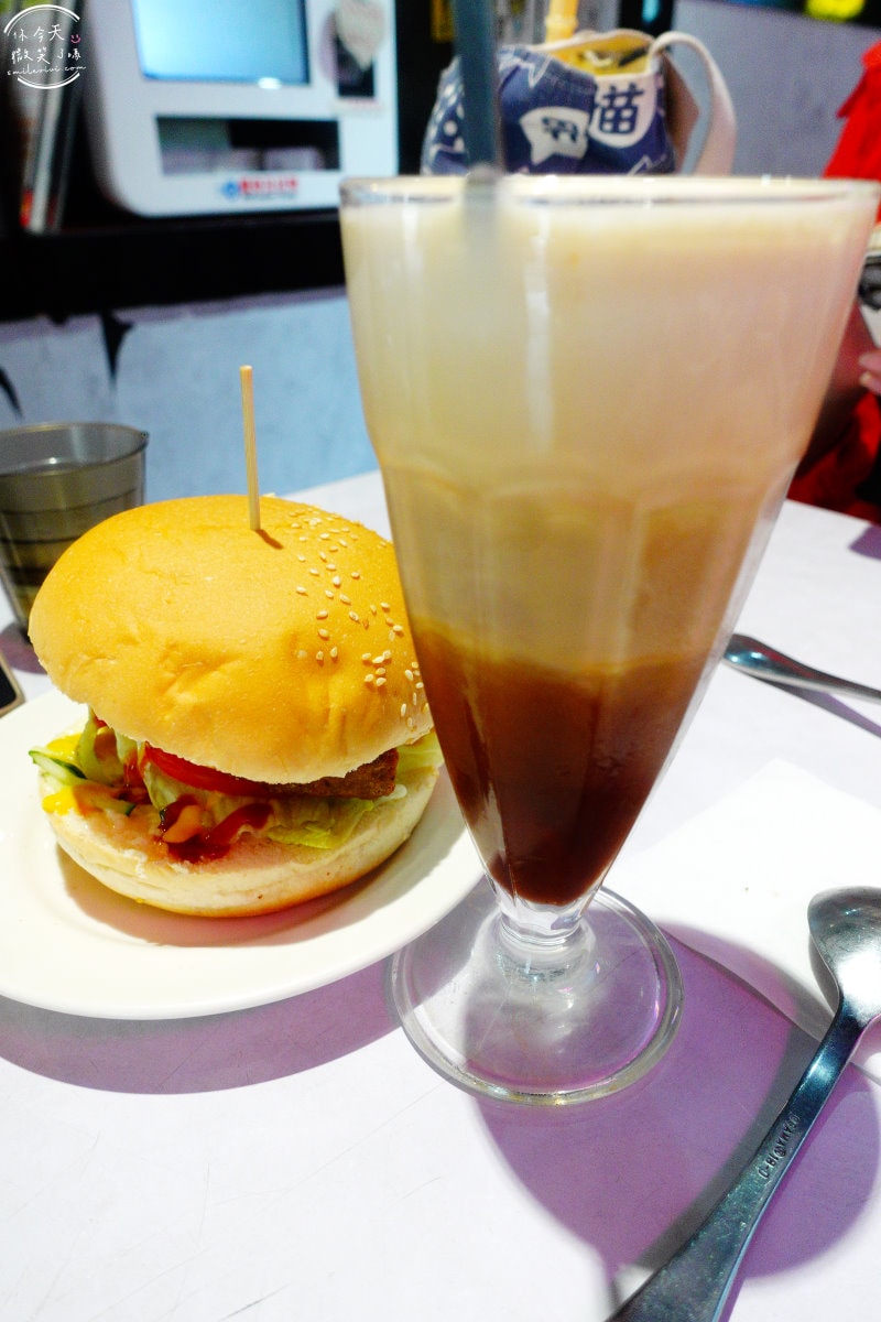 耶蔬蔬食美式餐廳∥高雄素食餐廳,六合路上,素食界麥當勞︱肉食者也愛上的素食天堂,義大利麵、燉飯、漢堡、薯條都是素!只收現金,高雄耶蔬帶來素食餐點新體驗 - 第25張圖