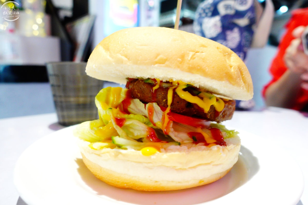 耶蔬蔬食美式餐廳∥高雄素食餐廳,六合路上,素食界麥當勞︱肉食者也愛上的素食天堂,義大利麵、燉飯、漢堡、薯條都是素!只收現金,高雄耶蔬帶來素食餐點新體驗 - 第26張圖