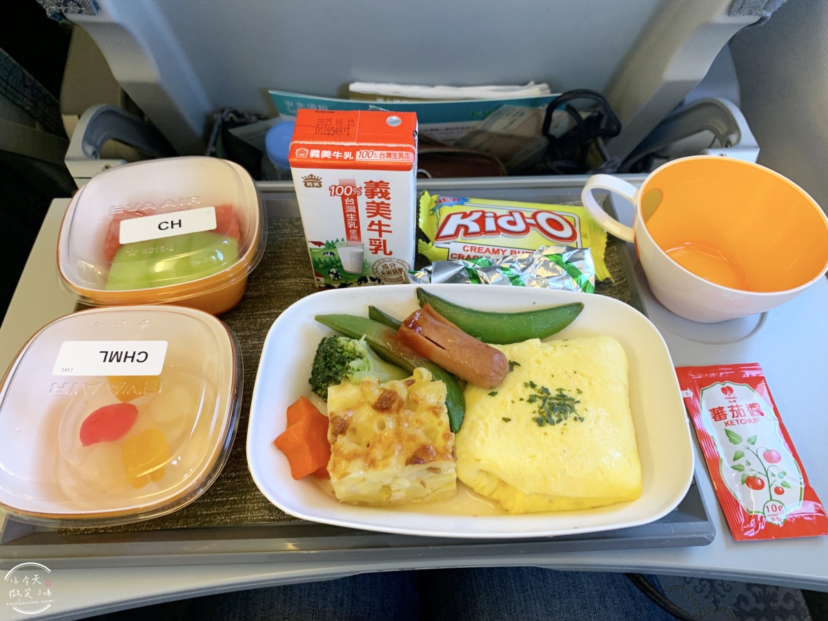 長榮BR172∥長榮航空高雄到仁川經濟艙,飛行紀錄︱兒童餐打造親子專屬美食,飛行中的小幸福︱高雄直飛仁川,長榮航空BR172機型A321 - 第16張圖