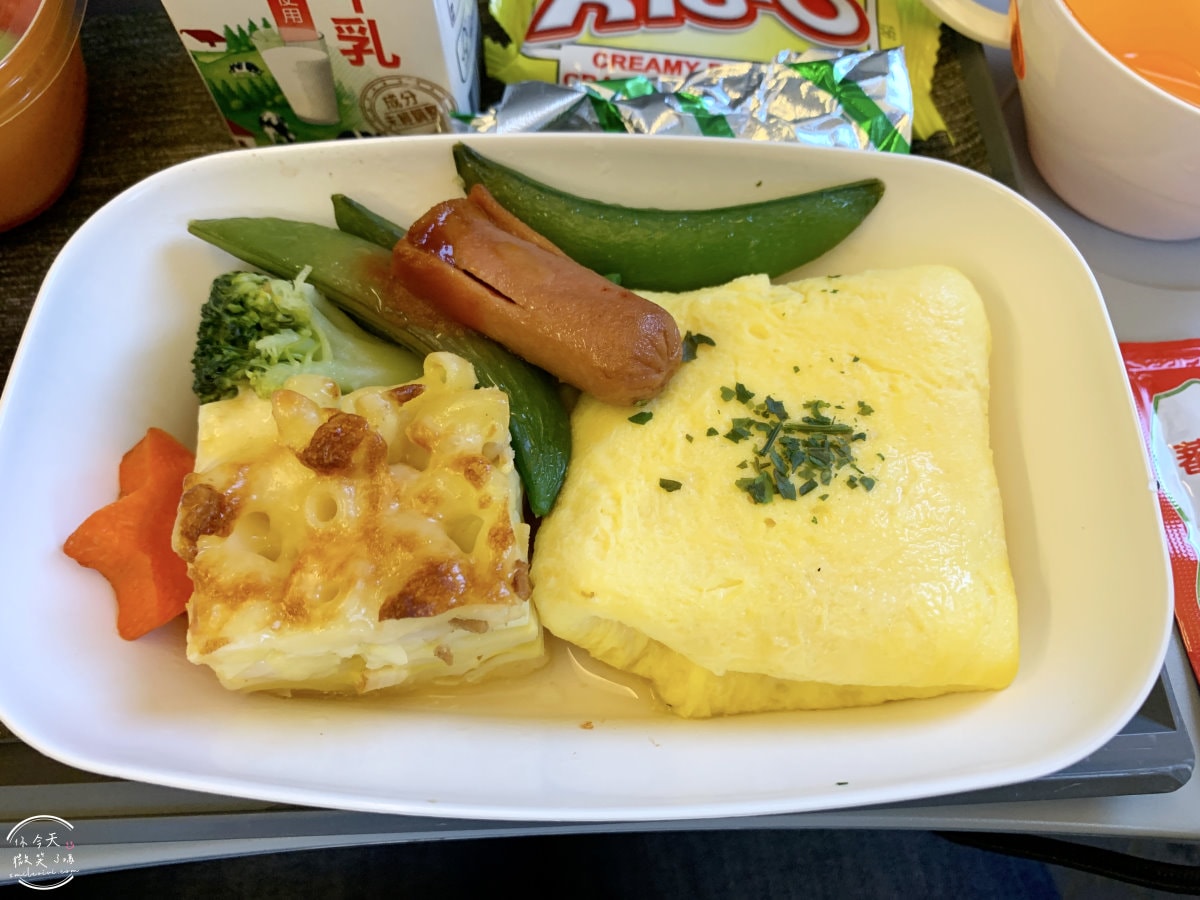 長榮BR172∥長榮航空高雄到仁川經濟艙,飛行紀錄︱兒童餐打造親子專屬美食,飛行中的小幸福︱高雄直飛仁川,長榮航空BR172機型A321 - 第17張圖