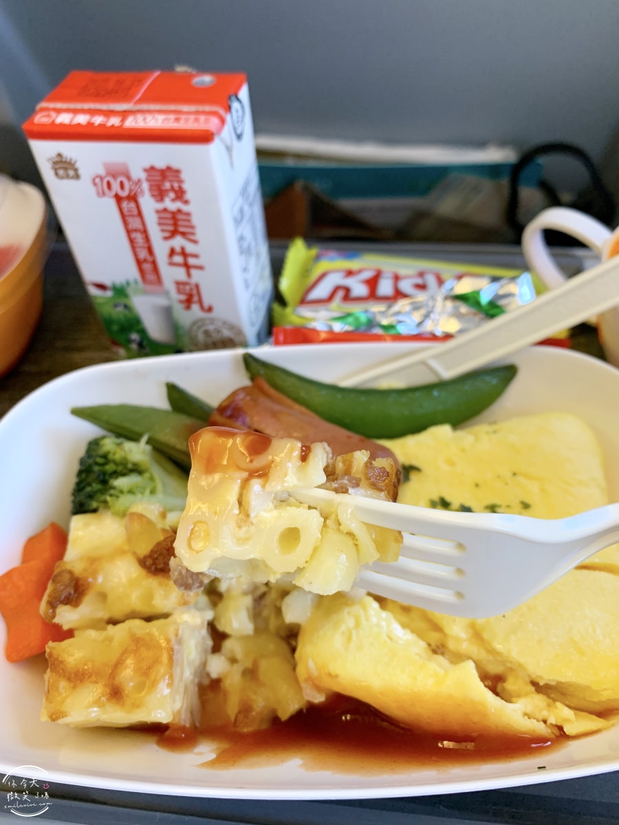 長榮BR172∥長榮航空高雄到仁川經濟艙,飛行紀錄︱兒童餐打造親子專屬美食,飛行中的小幸福︱高雄直飛仁川,長榮航空BR172機型A321 - 第18張圖