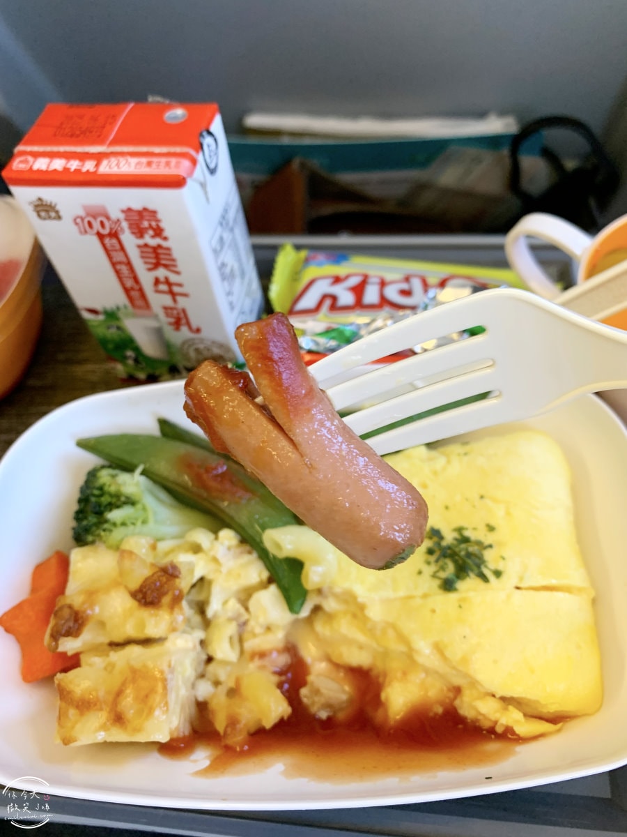 長榮BR172∥長榮航空高雄到仁川經濟艙,飛行紀錄︱兒童餐打造親子專屬美食,飛行中的小幸福︱高雄直飛仁川,長榮航空BR172機型A321 - 第19張圖