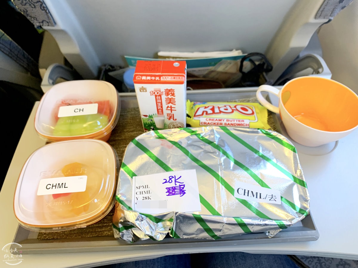 長榮BR172∥長榮航空高雄到仁川經濟艙,飛行紀錄︱兒童餐打造親子專屬美食,飛行中的小幸福︱高雄直飛仁川,長榮航空BR172機型A321 - 第15張圖