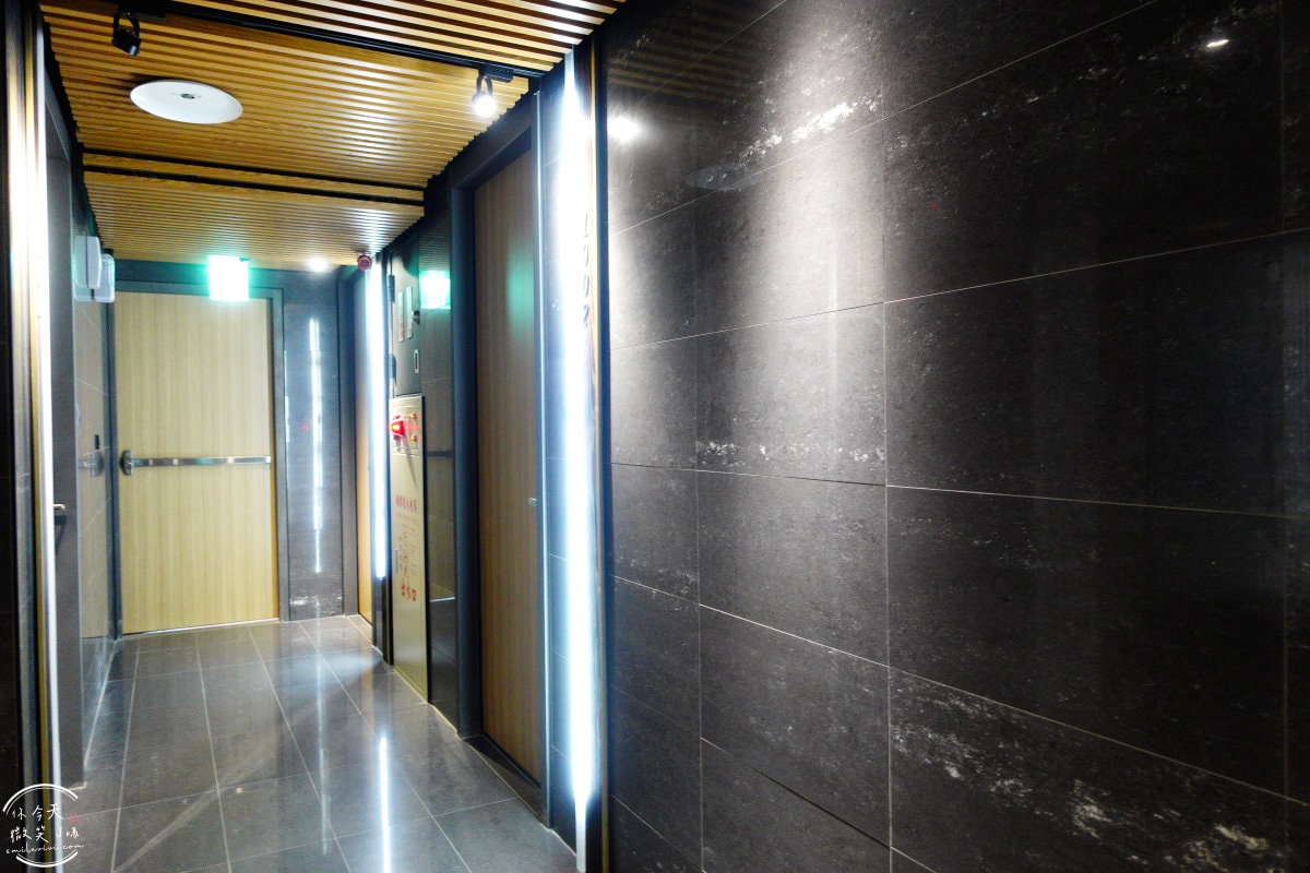 高雄行旅HOTEL LEISURE Kaohsiung∥前金捷運站旁的時尚住宿,13樓網美餐廳打卡必拍!一大床房型、早餐、HAPPY HOUR點心吧分享︱高雄捷運站住宿推薦 - 第11張圖