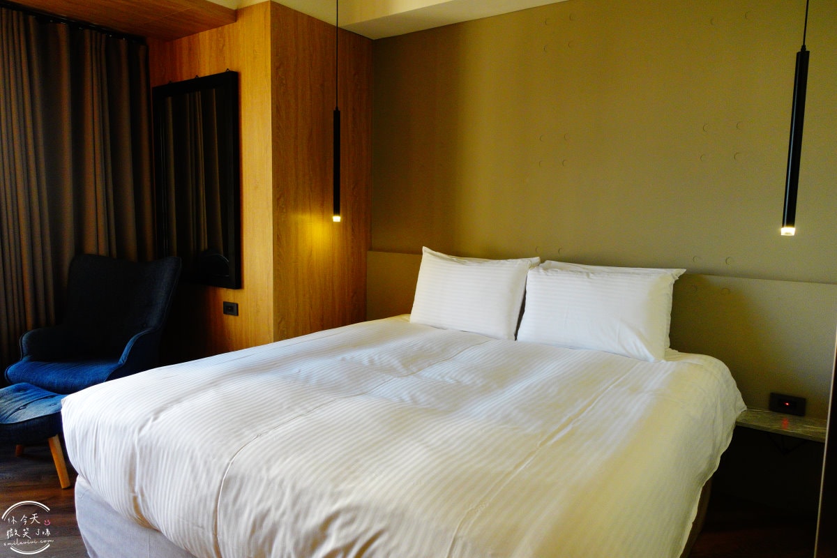 高雄行旅HOTEL LEISURE Kaohsiung∥前金捷運站旁的時尚住宿,13樓網美餐廳打卡必拍!一大床房型、早餐、HAPPY HOUR點心吧分享︱高雄捷運站住宿推薦 - 第15張圖