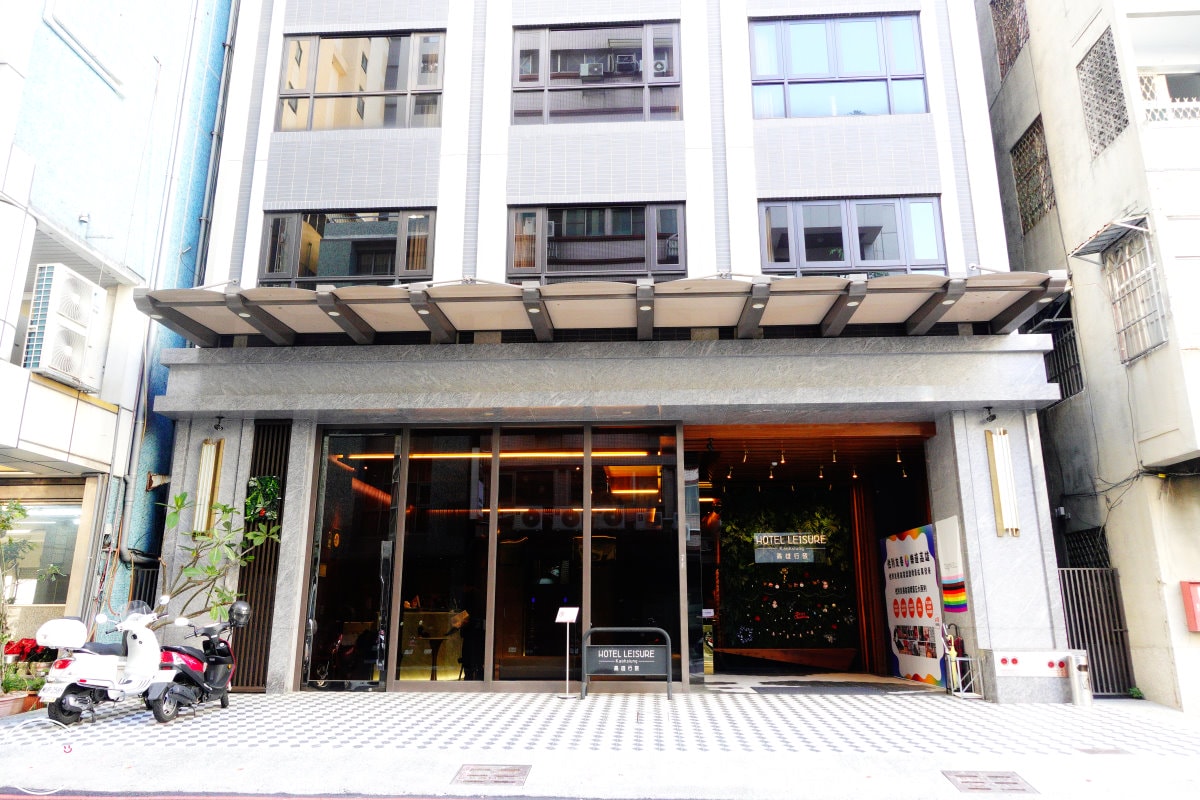 高雄行旅HOTEL LEISURE Kaohsiung∥前金捷運站旁的時尚住宿,13樓網美餐廳打卡必拍!一大床房型、早餐、HAPPY HOUR點心吧分享︱高雄捷運站住宿推薦 - 第2張圖