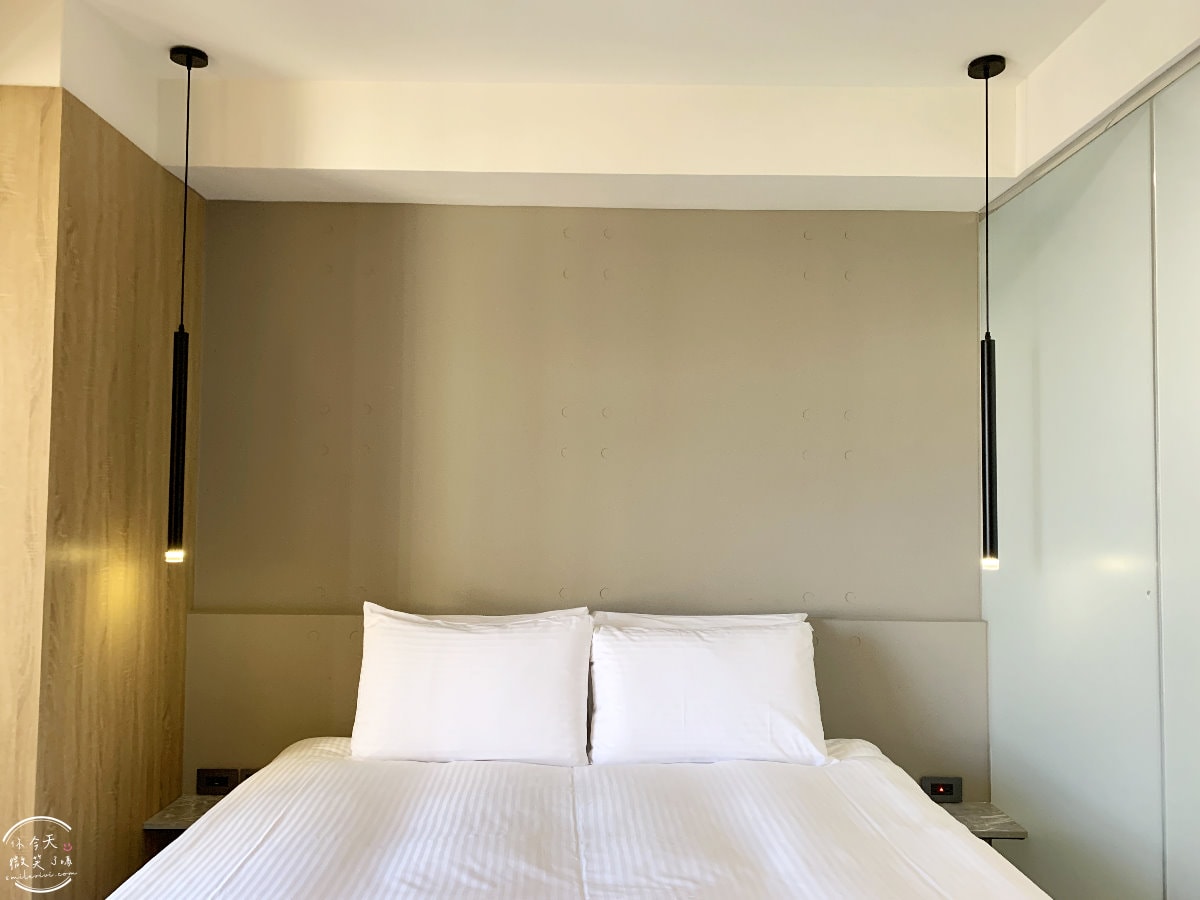 高雄行旅HOTEL LEISURE Kaohsiung∥前金捷運站旁的時尚住宿,13樓網美餐廳打卡必拍!一大床房型、早餐、HAPPY HOUR點心吧分享︱高雄捷運站住宿推薦 - 第18張圖