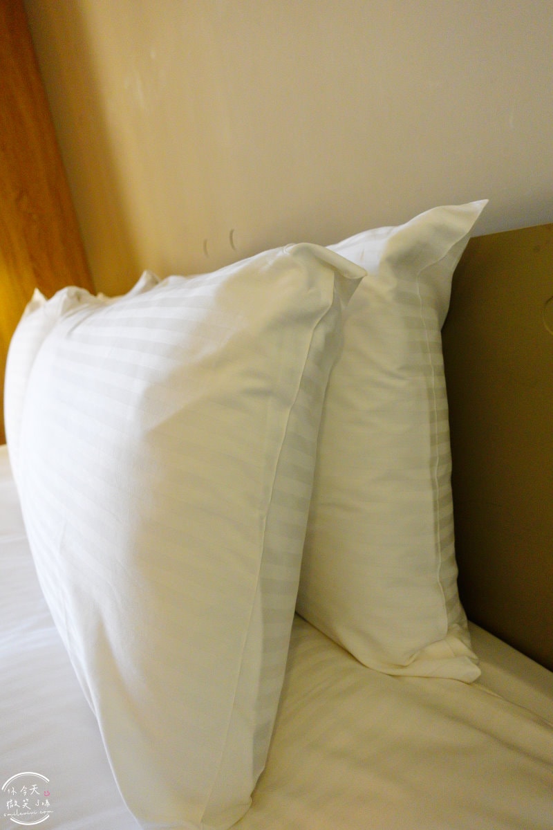 高雄行旅HOTEL LEISURE Kaohsiung∥前金捷運站旁的時尚住宿,13樓網美餐廳打卡必拍!一大床房型、早餐、HAPPY HOUR點心吧分享︱高雄捷運站住宿推薦 - 第16張圖