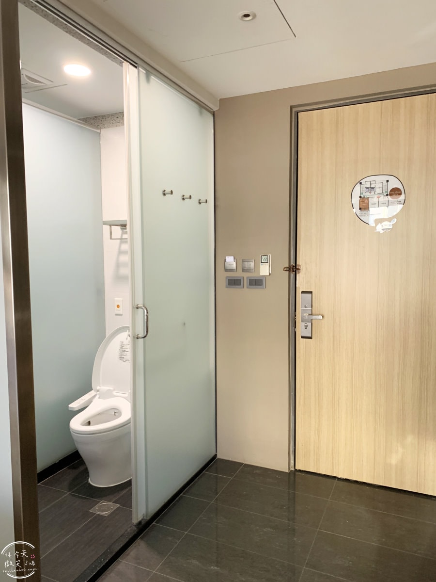 高雄行旅HOTEL LEISURE Kaohsiung∥前金捷運站旁的時尚住宿,13樓網美餐廳打卡必拍!一大床房型、早餐、HAPPY HOUR點心吧分享︱高雄捷運站住宿推薦 - 第27張圖