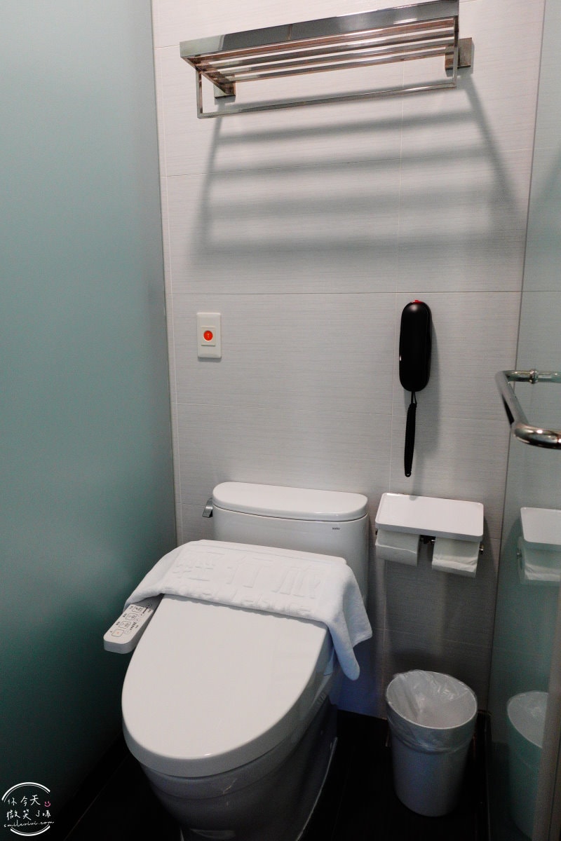 高雄行旅HOTEL LEISURE Kaohsiung∥前金捷運站旁的時尚住宿,13樓網美餐廳打卡必拍!一大床房型、早餐、HAPPY HOUR點心吧分享︱高雄捷運站住宿推薦 - 第28張圖