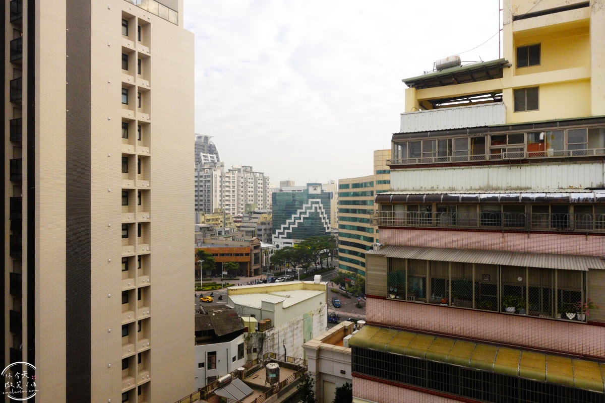 高雄行旅HOTEL LEISURE Kaohsiung∥前金捷運站旁的時尚住宿,13樓網美餐廳打卡必拍!一大床房型、早餐、HAPPY HOUR點心吧分享︱高雄捷運站住宿推薦 - 第32張圖