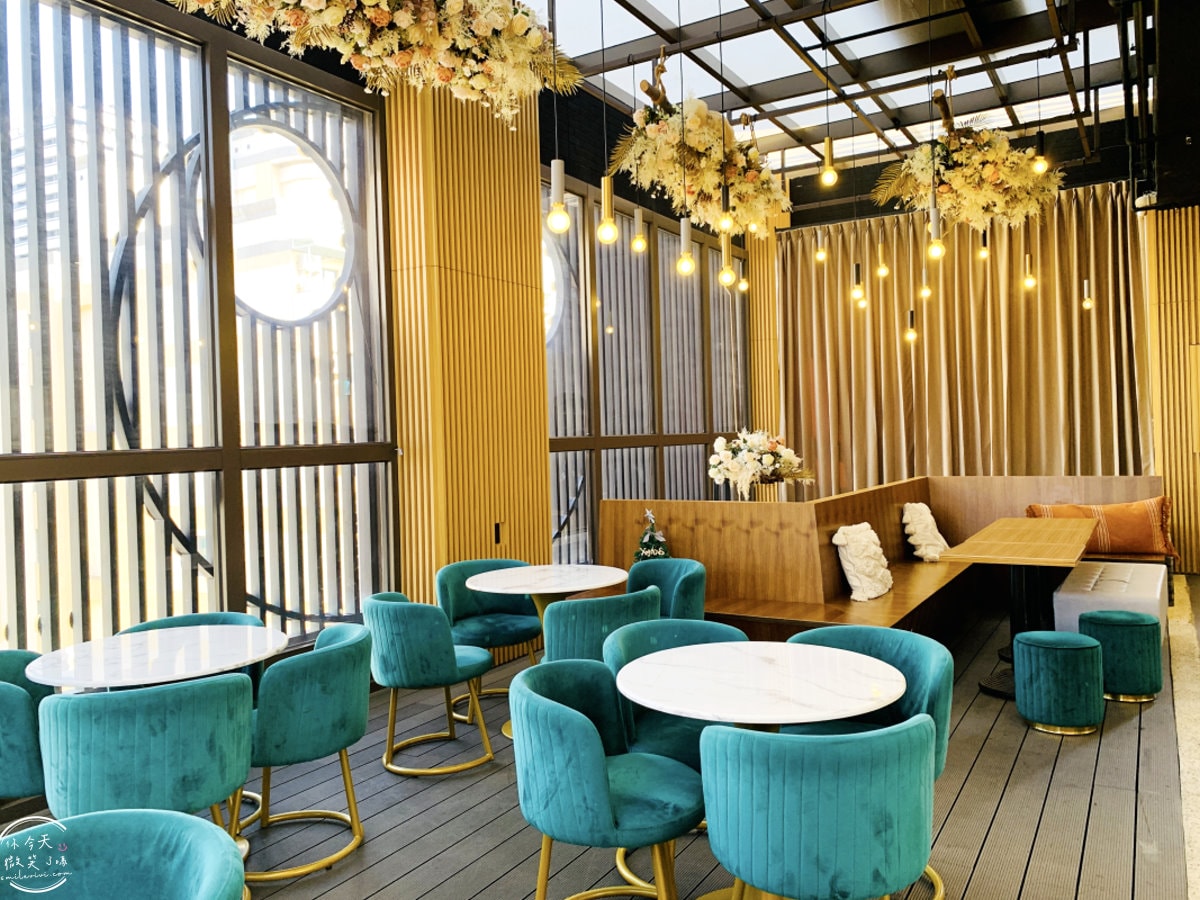 高雄行旅HOTEL LEISURE Kaohsiung∥前金捷運站旁的時尚住宿,13樓網美餐廳打卡必拍!一大床房型、早餐、HAPPY HOUR點心吧分享︱高雄捷運站住宿推薦 - 第35張圖