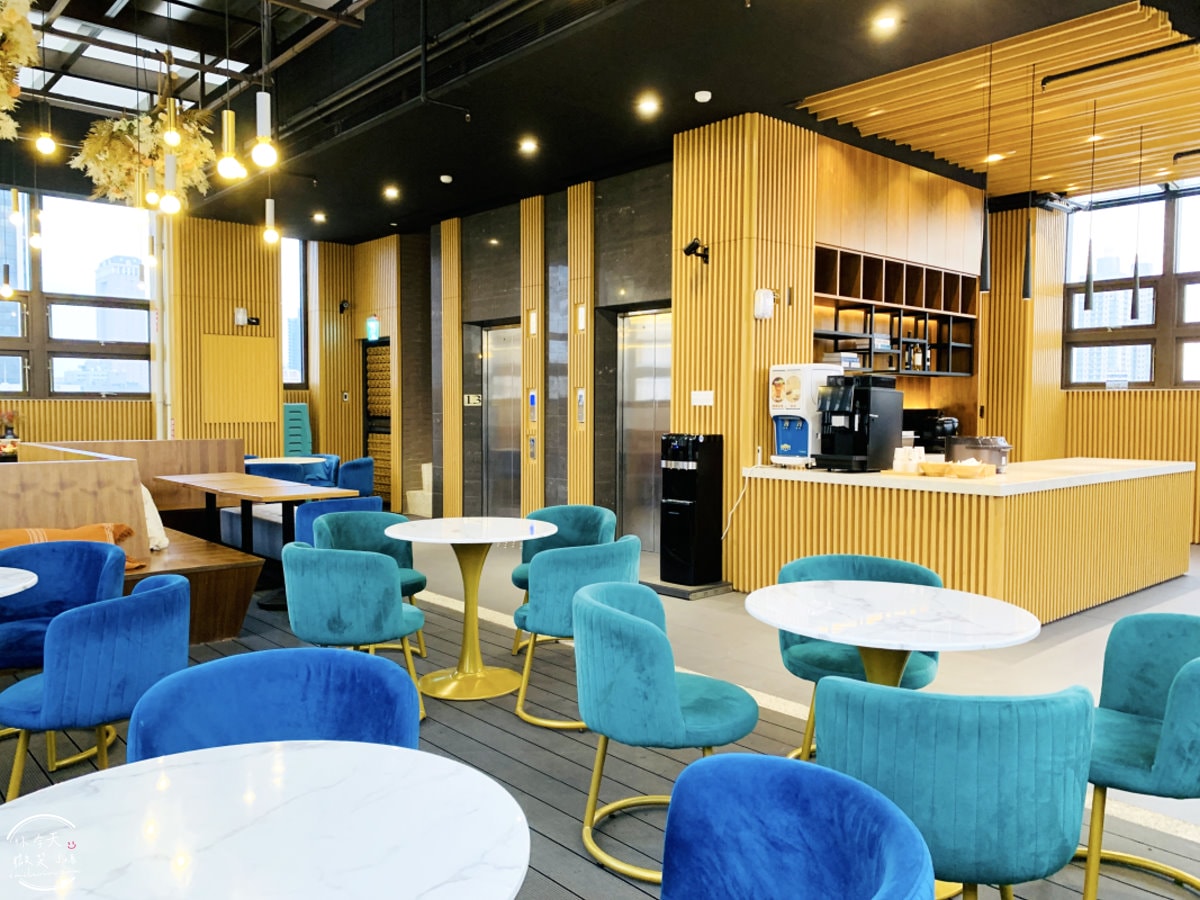 高雄行旅HOTEL LEISURE Kaohsiung∥前金捷運站旁的時尚住宿,13樓網美餐廳打卡必拍!一大床房型、早餐、HAPPY HOUR點心吧分享︱高雄捷運站住宿推薦 - 第36張圖
