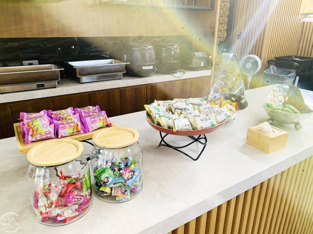 高雄行旅HOTEL LEISURE Kaohsiung∥前金捷運站旁的時尚住宿,13樓網美餐廳打卡必拍!一大床房型、早餐、HAPPY HOUR點心吧分享︱高雄捷運站住宿推薦 - 第39張圖