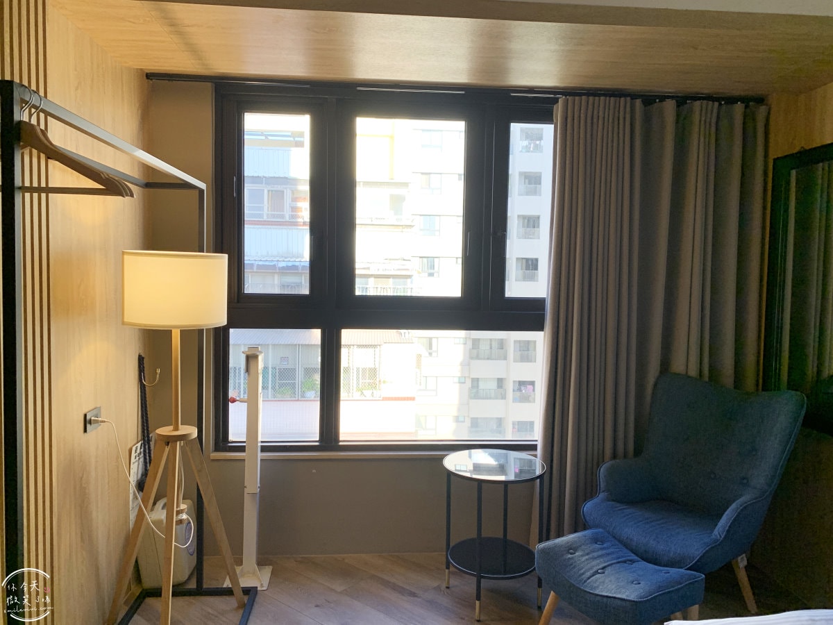 高雄行旅HOTEL LEISURE Kaohsiung∥前金捷運站旁的時尚住宿,13樓網美餐廳打卡必拍!一大床房型、早餐、HAPPY HOUR點心吧分享︱高雄捷運站住宿推薦 - 第42張圖