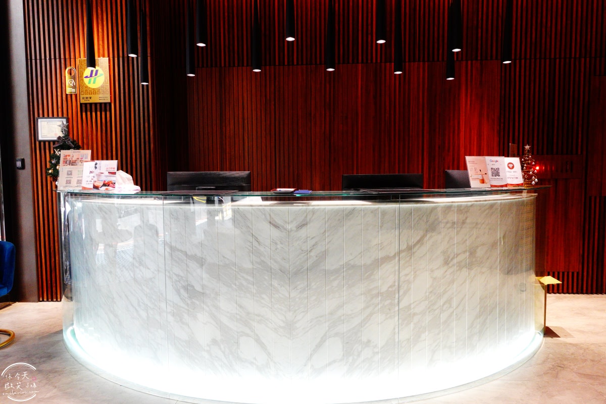 高雄行旅HOTEL LEISURE Kaohsiung∥前金捷運站旁的時尚住宿,13樓網美餐廳打卡必拍!一大床房型、早餐、HAPPY HOUR點心吧分享︱高雄捷運站住宿推薦 - 第5張圖
