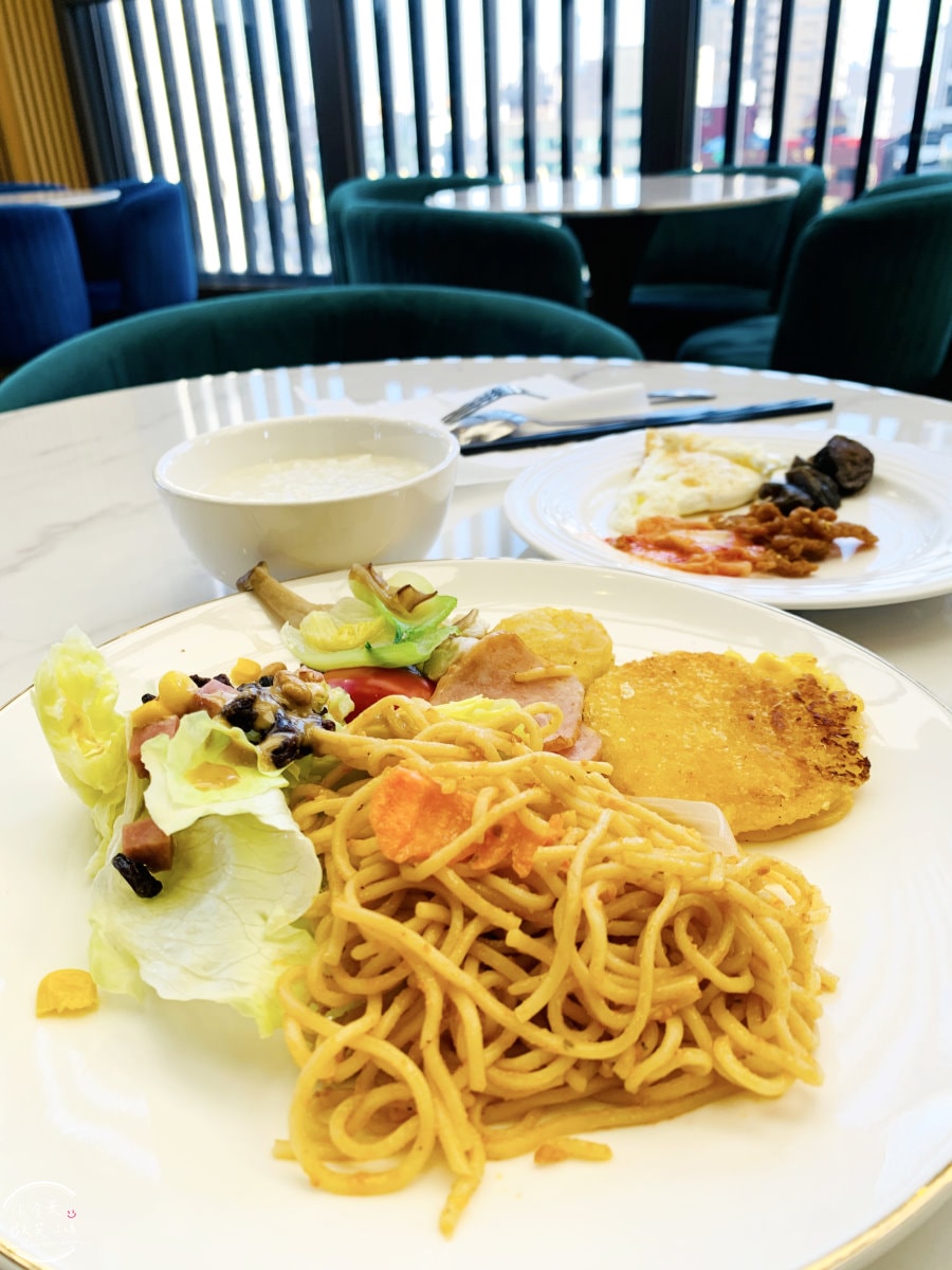 高雄行旅HOTEL LEISURE Kaohsiung∥前金捷運站旁的時尚住宿,13樓網美餐廳打卡必拍!一大床房型、早餐、HAPPY HOUR點心吧分享︱高雄捷運站住宿推薦 - 第56張圖