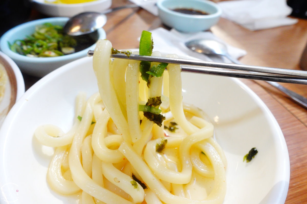大邱南門薄餃子(남문납작만두)∥品嚐大邱10味代表,南門市場薄餃子非吃不可︱薄餃子(납작만두)、煎餃(꾼만두)、烏冬麵(우동)︱在地人推薦,大邱排隊美食餐廳 - 第19張圖