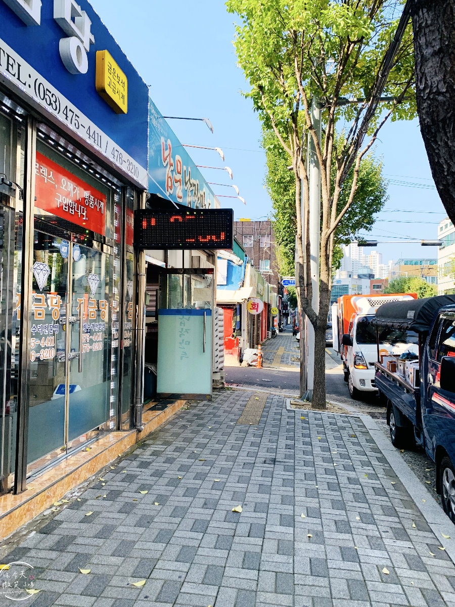 大邱南門薄餃子(남문납작만두)∥品嚐大邱10味代表,南門市場薄餃子非吃不可︱薄餃子(납작만두)、煎餃(꾼만두)、烏冬麵(우동)︱在地人推薦,大邱排隊美食餐廳 - 第2張圖