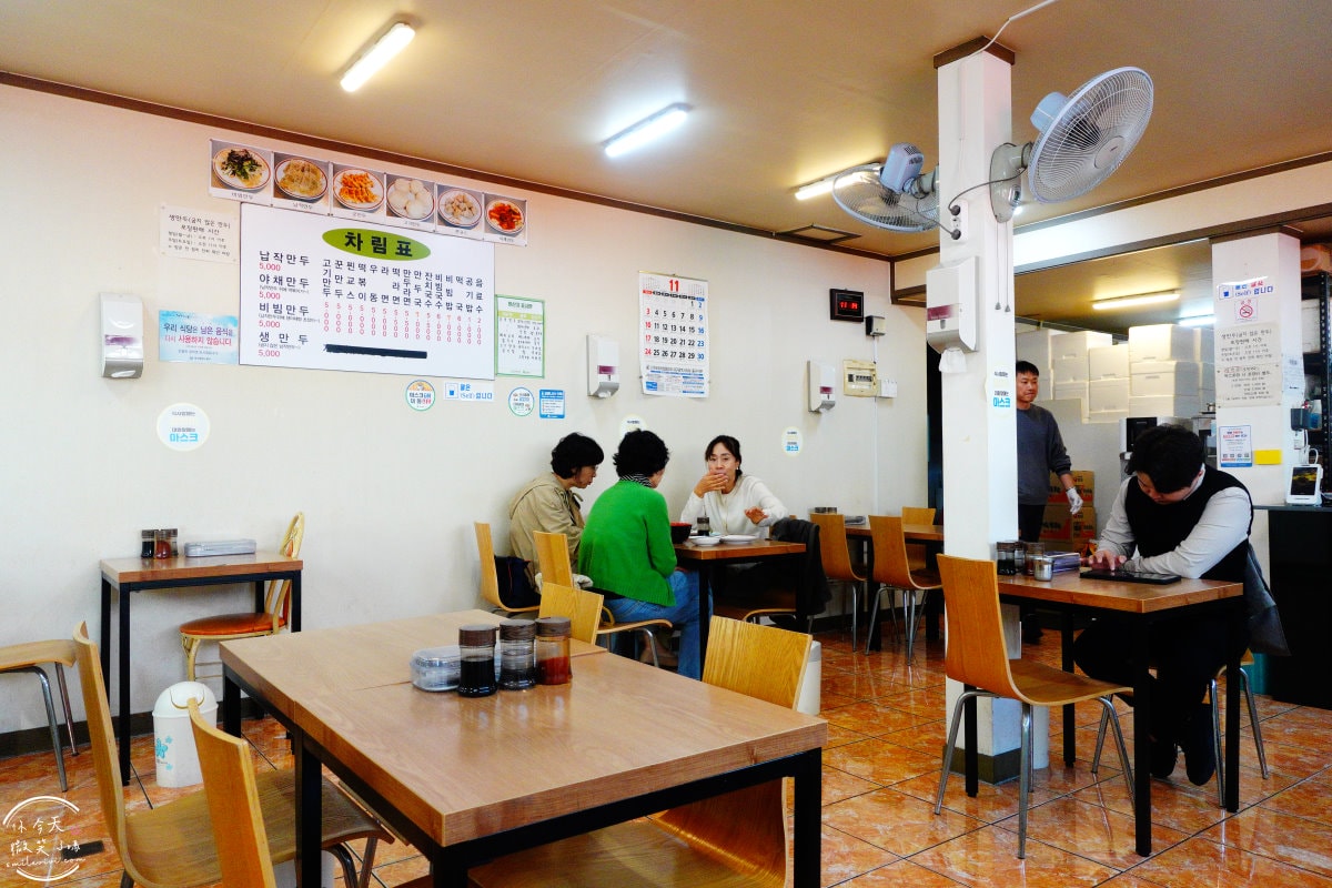 大邱南門薄餃子(남문납작만두)∥品嚐大邱10味代表,南門市場薄餃子非吃不可︱薄餃子(납작만두)、煎餃(꾼만두)、烏冬麵(우동)︱在地人推薦,大邱排隊美食餐廳 - 第5張圖