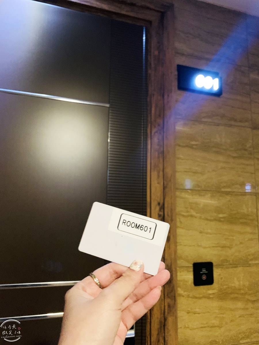 首爾永登浦平價住宿∥Boutique Hotel SB Yeouido(SB汝矣島精品酒店)一大床房型,一晚不到台幣1500︱浴缸、免治馬桶,備有停車場︱首爾地鐵附近住宿 - 第10張圖