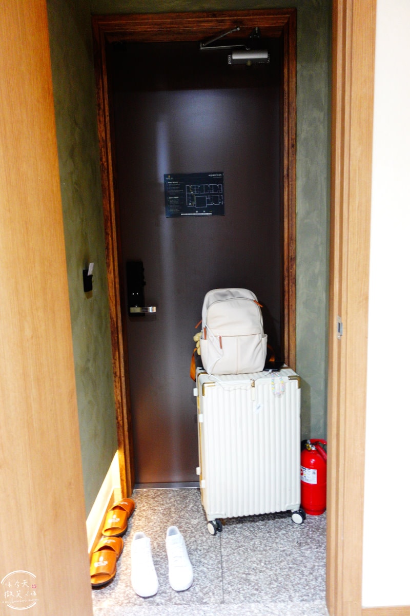 首爾永登浦平價住宿∥Boutique Hotel SB Yeouido(SB汝矣島精品酒店)一大床房型,一晚不到台幣1500︱浴缸、免治馬桶,備有停車場︱首爾地鐵附近住宿 - 第11張圖