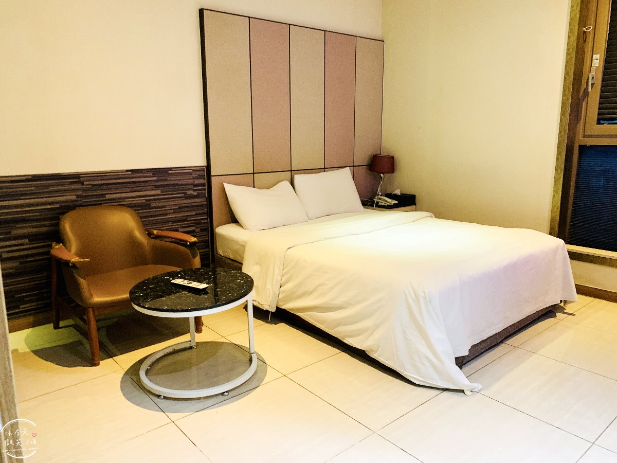 首爾永登浦平價住宿∥Boutique Hotel SB Yeouido(SB汝矣島精品酒店)一大床房型,一晚不到台幣1500︱浴缸、免治馬桶,備有停車場︱首爾地鐵附近住宿 - 第13張圖