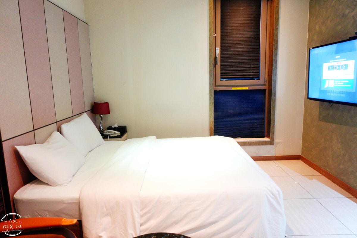 首爾永登浦平價住宿∥Boutique Hotel SB Yeouido(SB汝矣島精品酒店)一大床房型,一晚不到台幣1500︱浴缸、免治馬桶,備有停車場︱首爾地鐵附近住宿 - 第14張圖