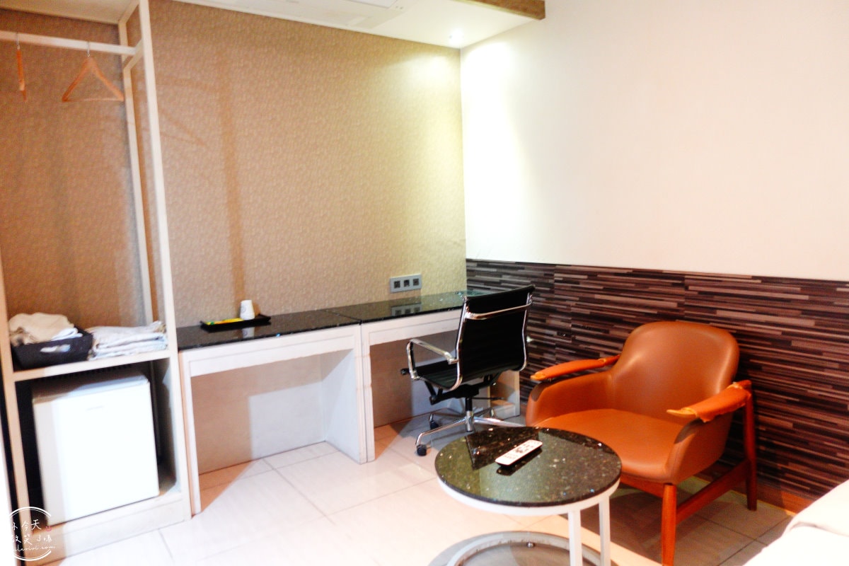 首爾永登浦平價住宿∥Boutique Hotel SB Yeouido(SB汝矣島精品酒店)一大床房型,一晚不到台幣1500︱浴缸、免治馬桶,備有停車場︱首爾地鐵附近住宿 - 第15張圖
