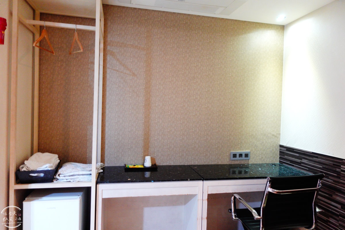 首爾永登浦平價住宿∥Boutique Hotel SB Yeouido(SB汝矣島精品酒店)一大床房型,一晚不到台幣1500︱浴缸、免治馬桶,備有停車場︱首爾地鐵附近住宿 - 第16張圖