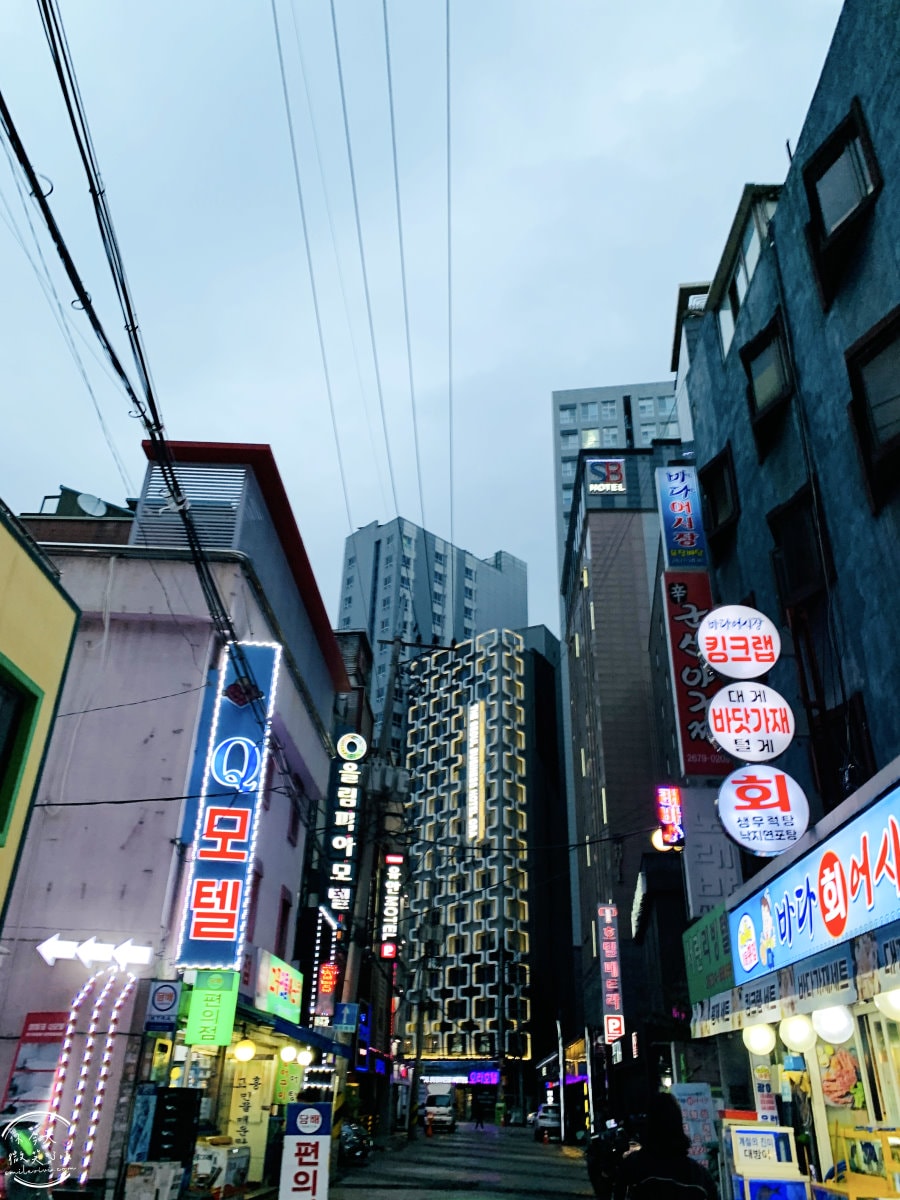 首爾永登浦平價住宿∥Boutique Hotel SB Yeouido(SB汝矣島精品酒店)一大床房型,一晚不到台幣1500︱浴缸、免治馬桶,備有停車場︱首爾地鐵附近住宿 - 第2張圖