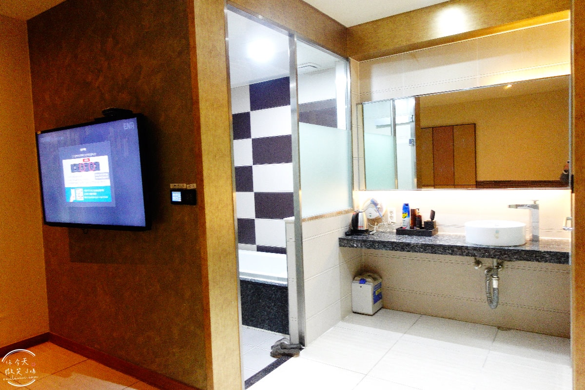 首爾永登浦平價住宿∥Boutique Hotel SB Yeouido(SB汝矣島精品酒店)一大床房型,一晚不到台幣1500︱浴缸、免治馬桶,備有停車場︱首爾地鐵附近住宿 - 第21張圖