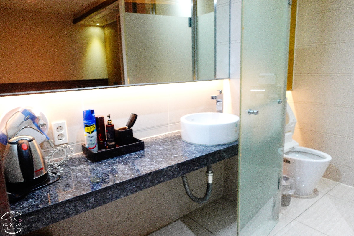 首爾永登浦平價住宿∥Boutique Hotel SB Yeouido(SB汝矣島精品酒店)一大床房型,一晚不到台幣1500︱浴缸、免治馬桶,備有停車場︱首爾地鐵附近住宿 - 第22張圖