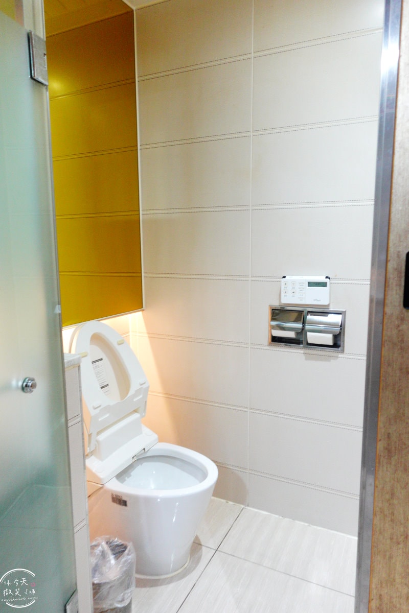 首爾永登浦平價住宿∥Boutique Hotel SB Yeouido(SB汝矣島精品酒店)一大床房型,一晚不到台幣1500︱浴缸、免治馬桶,備有停車場︱首爾地鐵附近住宿 - 第24張圖
