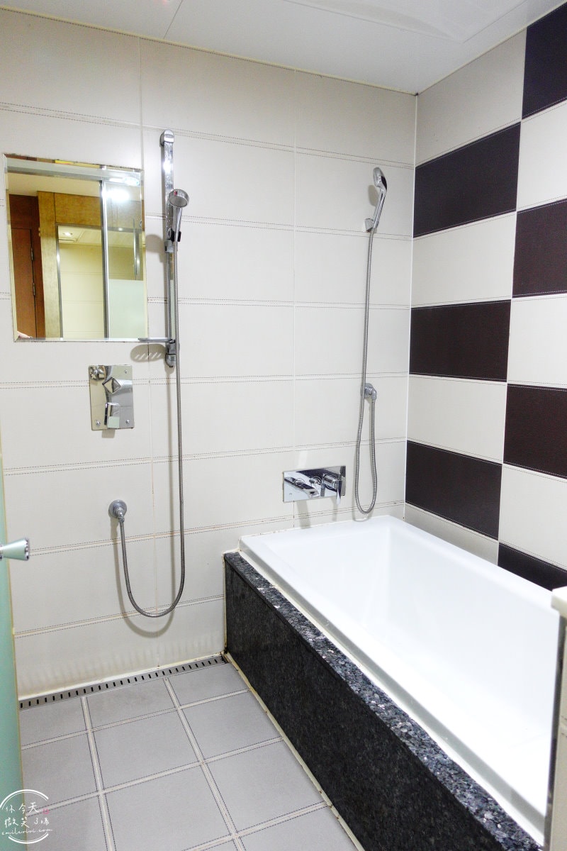 首爾永登浦平價住宿∥Boutique Hotel SB Yeouido(SB汝矣島精品酒店)一大床房型,一晚不到台幣1500︱浴缸、免治馬桶,備有停車場︱首爾地鐵附近住宿 - 第25張圖