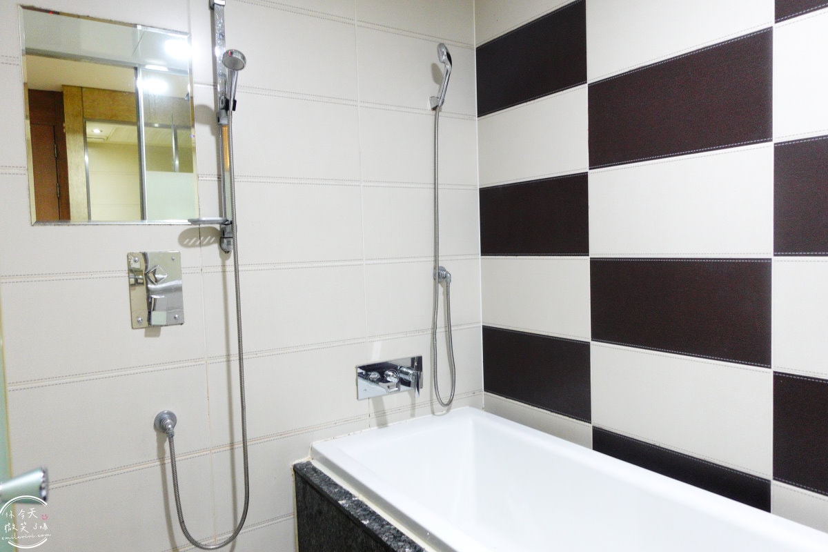 首爾永登浦平價住宿∥Boutique Hotel SB Yeouido(SB汝矣島精品酒店)一大床房型,一晚不到台幣1500︱浴缸、免治馬桶,備有停車場︱首爾地鐵附近住宿 - 第26張圖