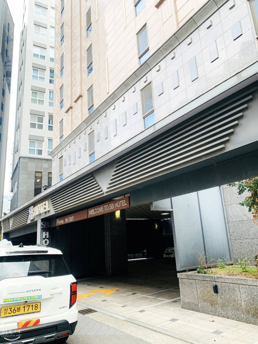 首爾永登浦平價住宿∥Boutique Hotel SB Yeouido(SB汝矣島精品酒店)一大床房型,一晚不到台幣1500︱浴缸、免治馬桶,備有停車場︱首爾地鐵附近住宿 - 第31張圖