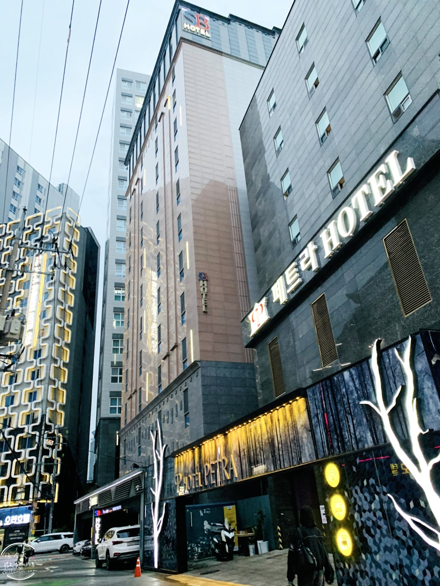 首爾永登浦平價住宿∥Boutique Hotel SB Yeouido(SB汝矣島精品酒店)一大床房型,一晚不到台幣1500︱浴缸、免治馬桶,備有停車場︱首爾地鐵附近住宿 - 第3張圖