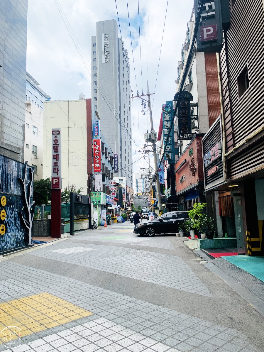 首爾永登浦平價住宿∥Boutique Hotel SB Yeouido(SB汝矣島精品酒店)一大床房型,一晚不到台幣1500︱浴缸、免治馬桶,備有停車場︱首爾地鐵附近住宿 - 第29張圖