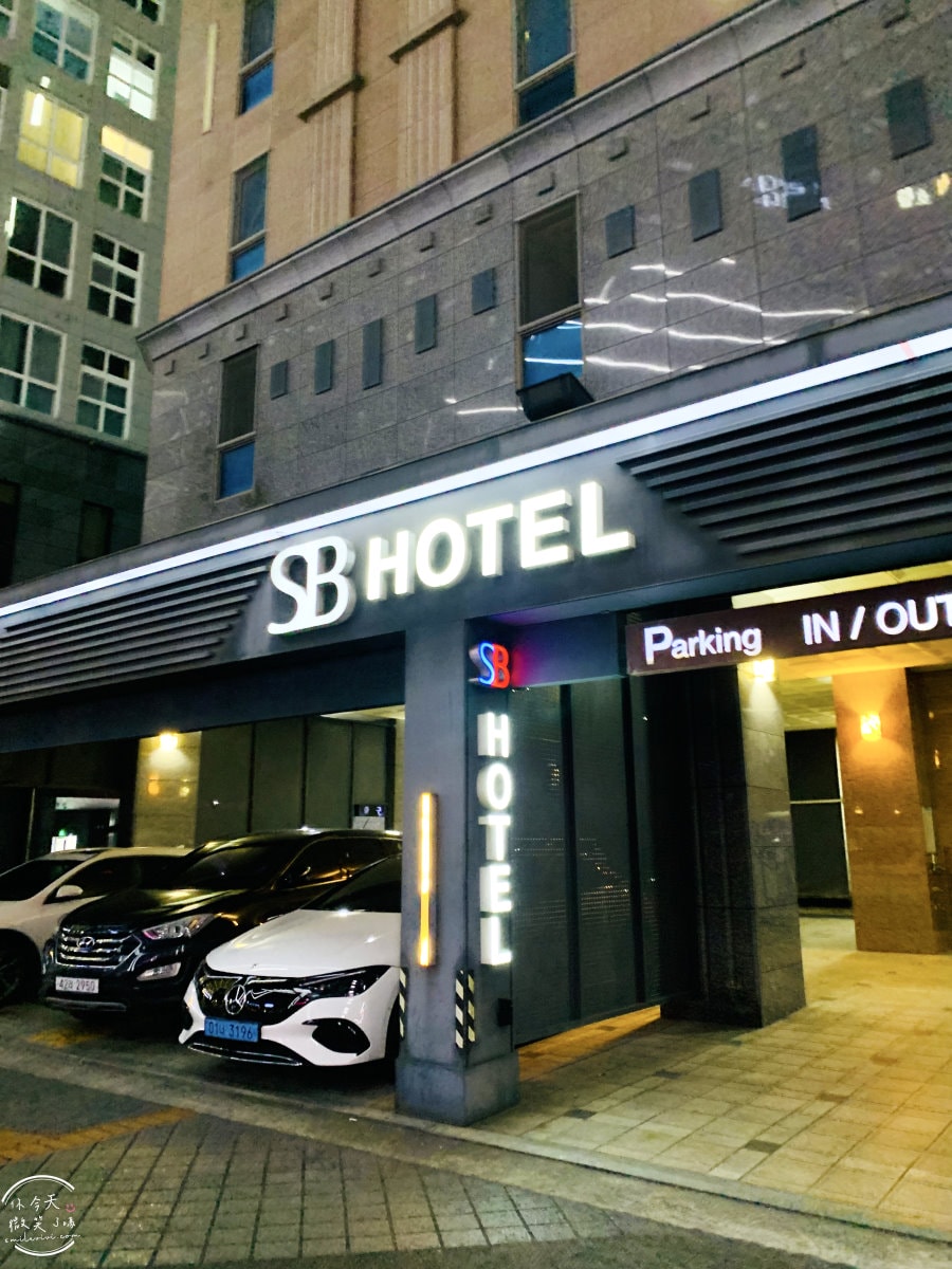 首爾永登浦平價住宿∥Boutique Hotel SB Yeouido(SB汝矣島精品酒店)一大床房型,一晚不到台幣1500︱浴缸、免治馬桶,備有停車場︱首爾地鐵附近住宿 - 第4張圖